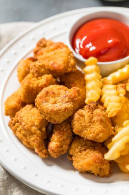 Organik sağlıklı kızarmış tavuk nugget ve ketçaplı patates kızartması.