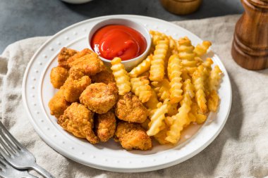Organik sağlıklı kızarmış tavuk nugget ve ketçaplı patates kızartması.