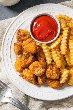 Organik sağlıklı kızarmış tavuk nugget ve ketçaplı patates kızartması.