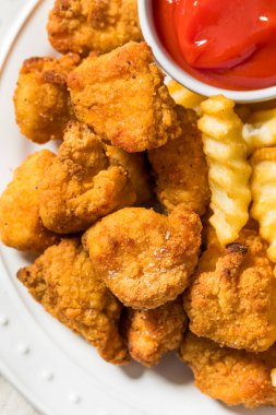 Organik sağlıklı kızarmış tavuk nugget ve ketçaplı patates kızartması.