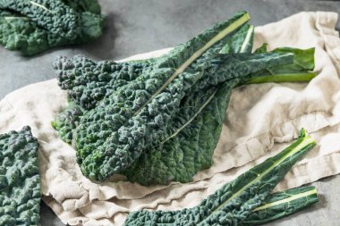 Organik Çiğ Yeşil Lacinato Dinozor Kalesi