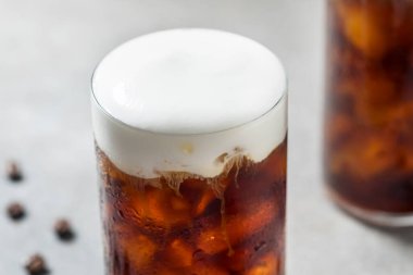 Soğuk köpük ve buz küplü taze Espresso Kahvesi