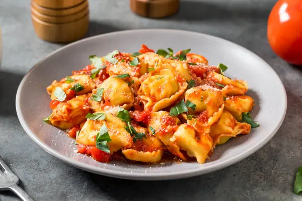 Domates soslu ve fesleğenli ev yapımı Tortellini Makarnası