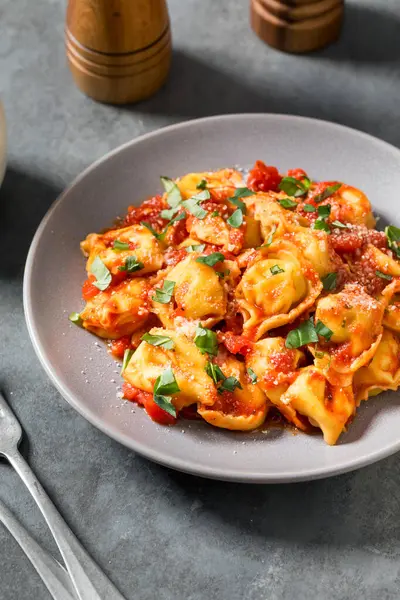 Domates soslu ve fesleğenli ev yapımı Tortellini Makarnası