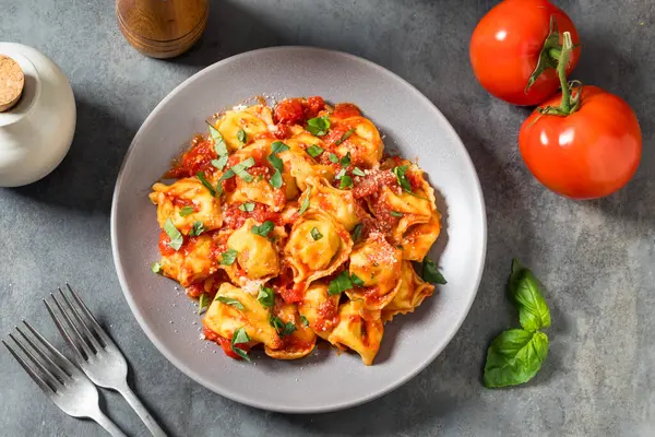 Domates soslu ve fesleğenli ev yapımı Tortellini Makarnası