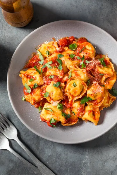 Domates soslu ve fesleğenli ev yapımı Tortellini Makarnası