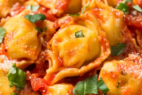 Domates soslu ve fesleğenli ev yapımı Tortellini Makarnası