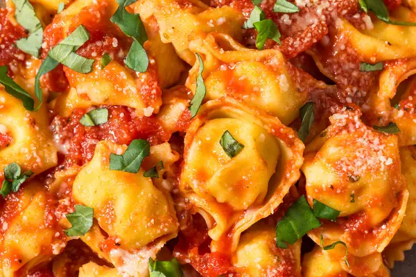 Domates soslu ve fesleğenli ev yapımı Tortellini Makarnası