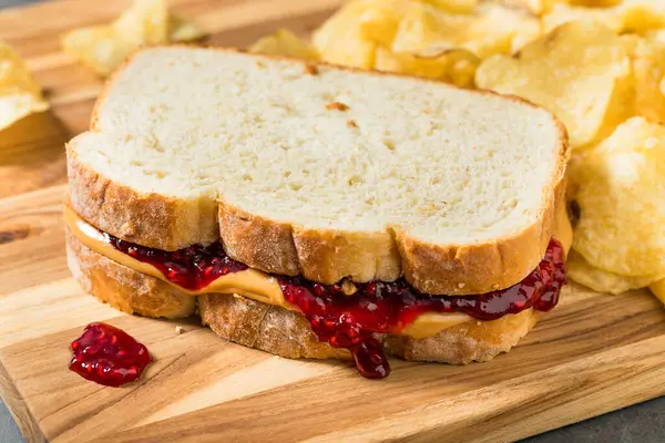 Amerikan Ev Yapımı Fıstık Ezmeli ve Jöleli Sandviç