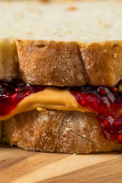 Amerikan Ev Yapımı Fıstık Ezmeli ve Jöleli Sandviç