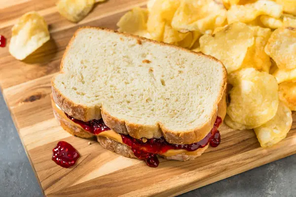 Amerikan Ev Yapımı Fıstık Ezmeli ve Jöleli Sandviç