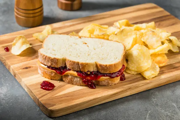 Amerikan Ev Yapımı Fıstık Ezmeli ve Jöleli Sandviç