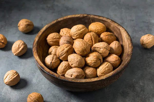 Kabukta çiğ ceviz, yemeye hazır.