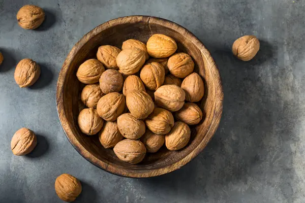 Kabukta çiğ ceviz, yemeye hazır.