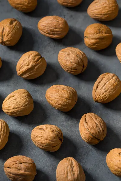 Kabukta çiğ ceviz, yemeye hazır.