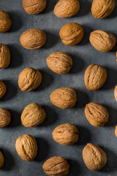 Kabukta çiğ ceviz, yemeye hazır.