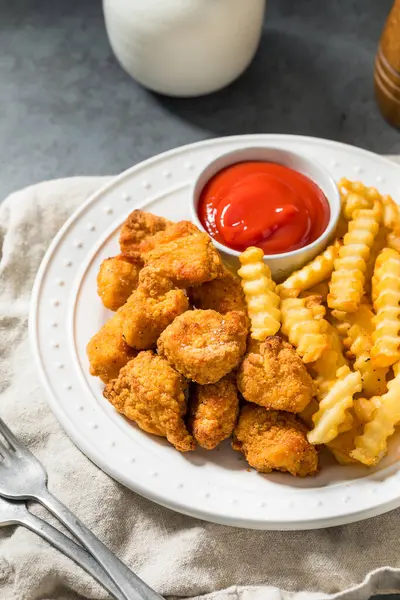 Organik sağlıklı kızarmış tavuk nugget ve ketçaplı patates kızartması.
