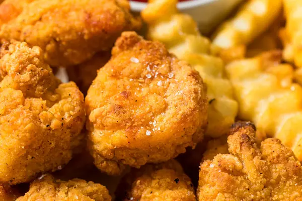 Organik sağlıklı kızarmış tavuk nugget ve ketçaplı patates kızartması.