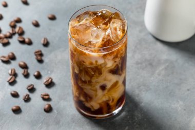 Ev yapımı soğuk demlenmiş buzlu kahve ile yulaf sütü.
