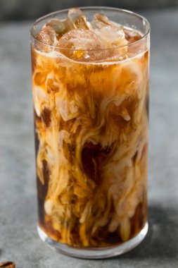 Ev yapımı soğuk demlenmiş buzlu kahve ile yulaf sütü.