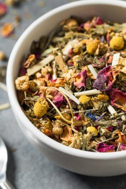 Organik kurutulmuş bitki çayı demlenmeye hazır.