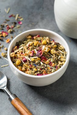 Organik kurutulmuş bitki çayı demlenmeye hazır.