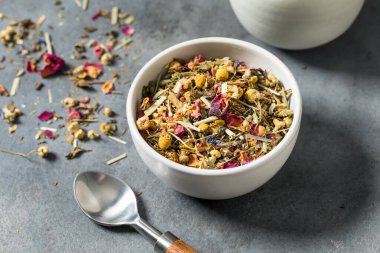 Organik kurutulmuş bitki çayı demlenmeye hazır.