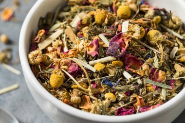 Organik kurutulmuş bitki çayı demlenmeye hazır.