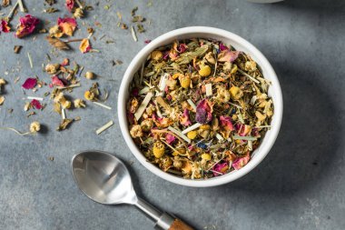 Organik kurutulmuş bitki çayı demlenmeye hazır.