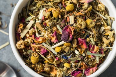 Organik kurutulmuş bitki çayı demlenmeye hazır.