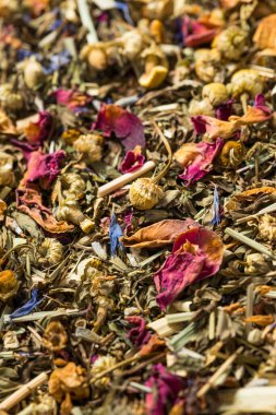 Organik kurutulmuş bitki çayı demlenmeye hazır.