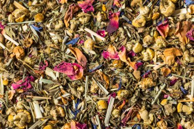 Organik kurutulmuş bitki çayı demlenmeye hazır.