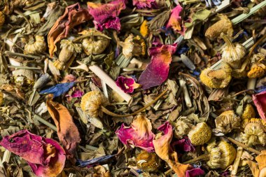 Organik kurutulmuş bitki çayı demlenmeye hazır.