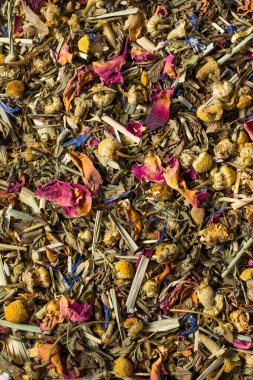 Organik kurutulmuş bitki çayı demlenmeye hazır.