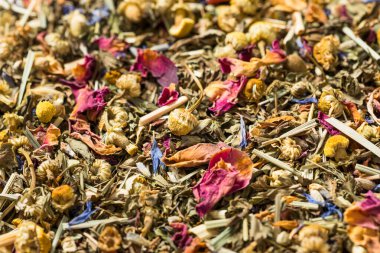 Organik kurutulmuş bitki çayı demlenmeye hazır.