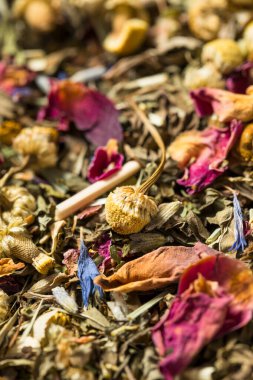 Organik kurutulmuş bitki çayı demlenmeye hazır.