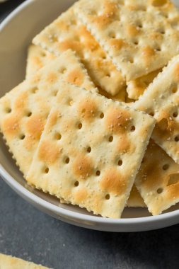 Sağlıklı tuzlu kraker ve deniz tuzu