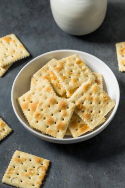 Sağlıklı tuzlu kraker ve deniz tuzu