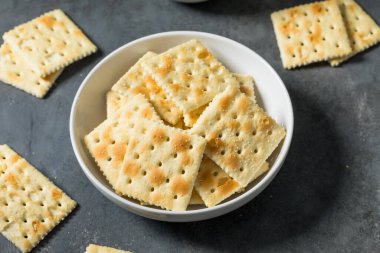 Sağlıklı tuzlu kraker ve deniz tuzu