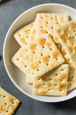 Sağlıklı tuzlu kraker ve deniz tuzu