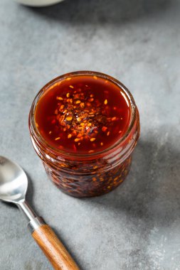 Biber ve tohumlu ev yapımı acılı biber sosu.