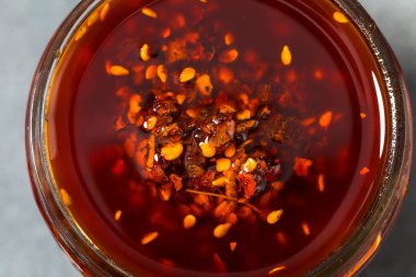 Biber ve tohumlu ev yapımı acılı biber sosu.