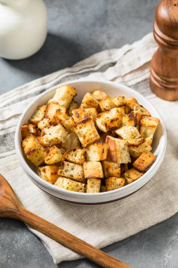 Salata için ev yapımı çıtır ekmek.