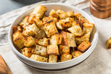 Salata için ev yapımı çıtır ekmek.