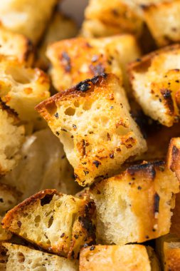 Salata için ev yapımı çıtır ekmek.