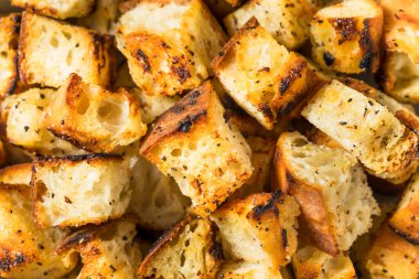 Salata için ev yapımı çıtır ekmek.