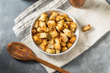 Salata için ev yapımı çıtır ekmek.