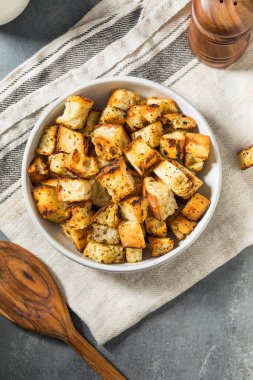 Salata için ev yapımı çıtır ekmek.