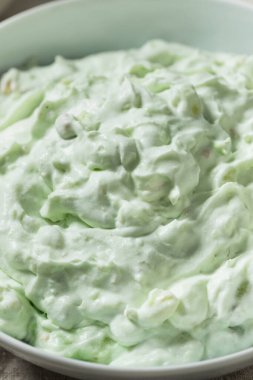 Ev yapımı tatlı yeşil kabarık tüy Watergate salatası ile marşmelov ananas ve fıstık