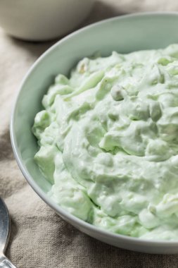 Ev yapımı tatlı yeşil kabarık tüy Watergate salatası ile marşmelov ananas ve fıstık